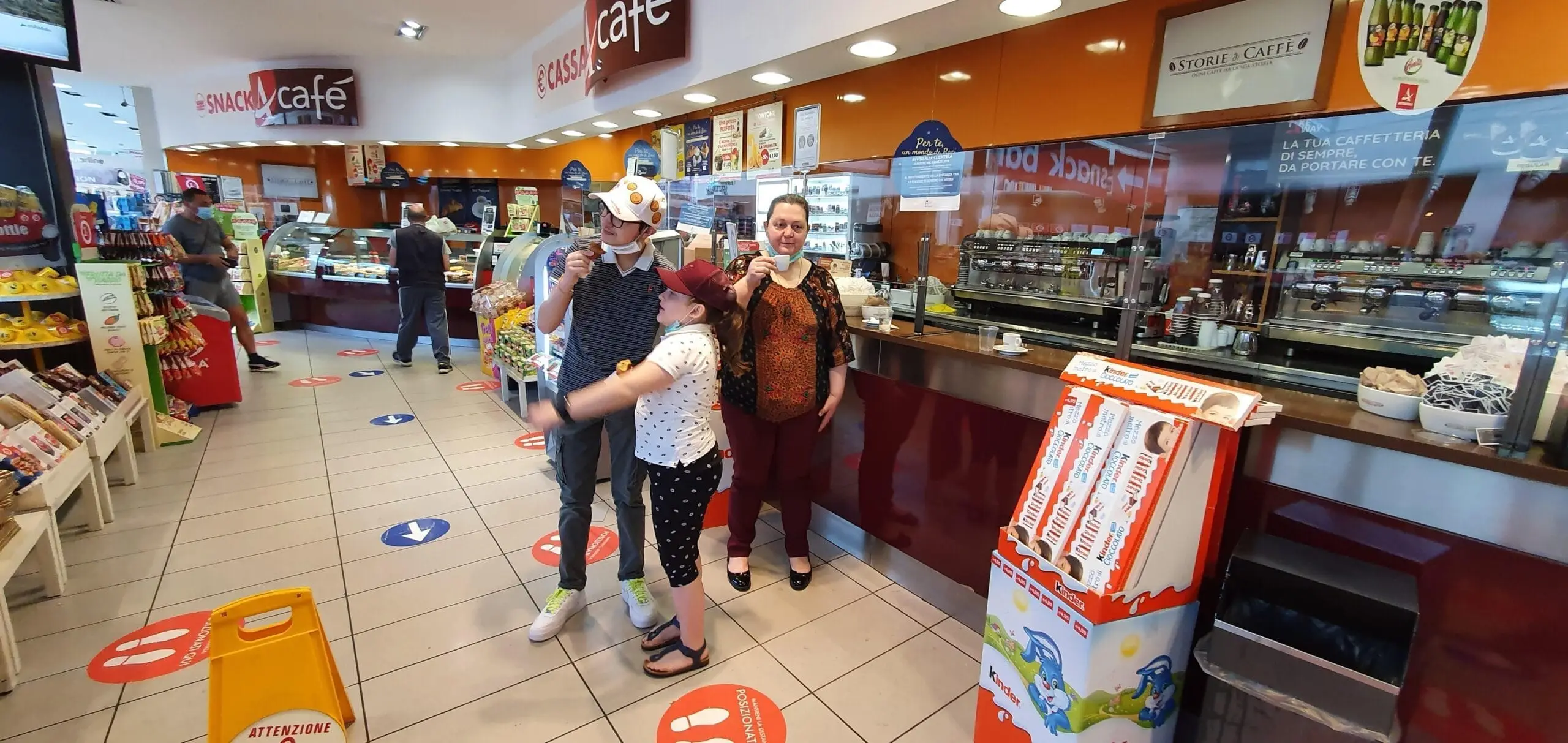 famiglia in Autogrill Casilina