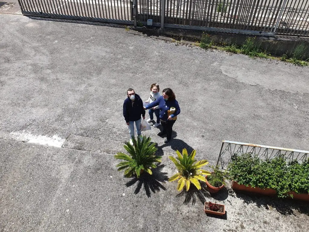 Eugenio, Francesca e Giuseppina dal balcone