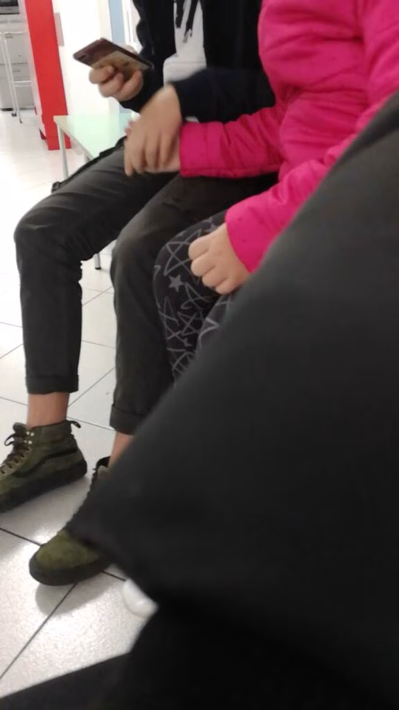 Eugenio e Francesca si tengono per mano