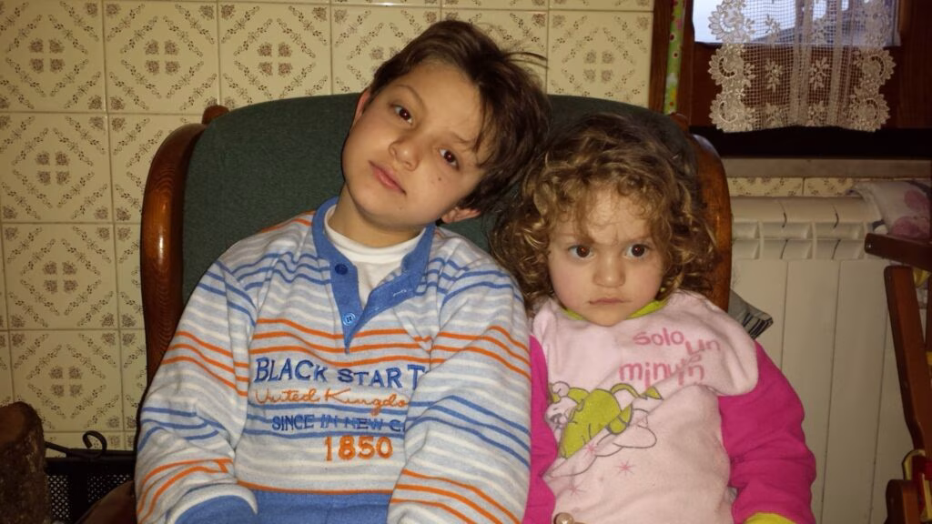 Eugenio e Francesca sulla poltrona in cucina