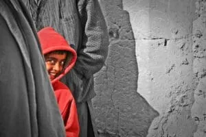 bimbo di colore con felpa rossa sorride