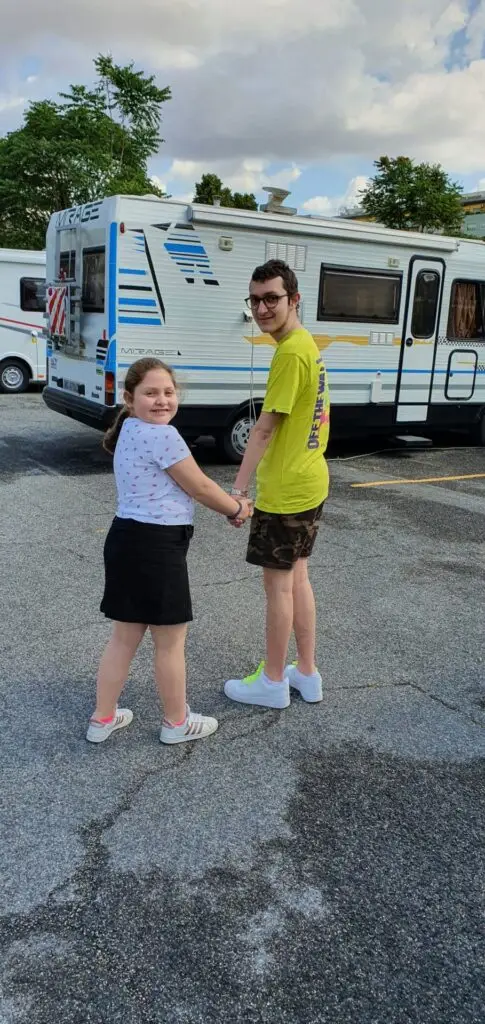 Eugenio e Francesca al parcheggio camper Roma Colombo