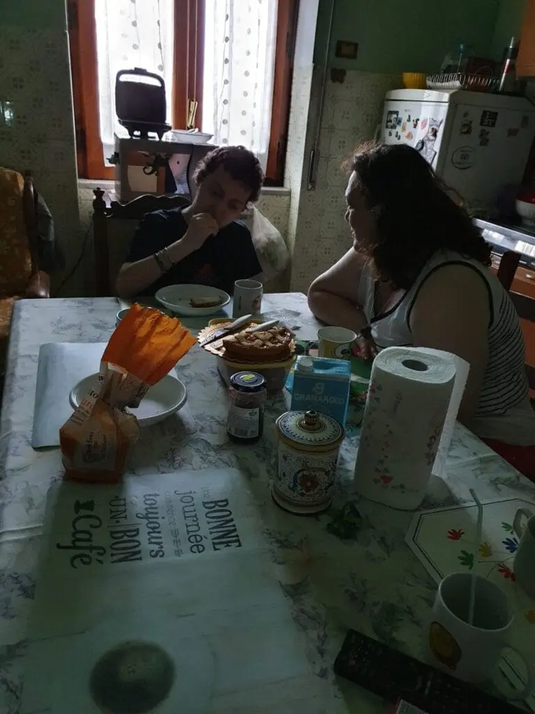 Eugenio mangia colazione