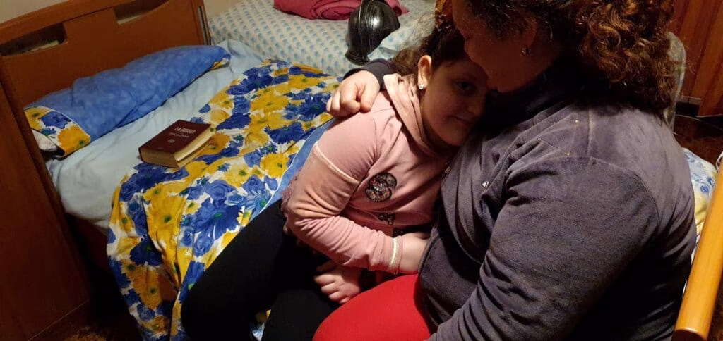 Giuseppina e Francesca sul lettuccio vuoto