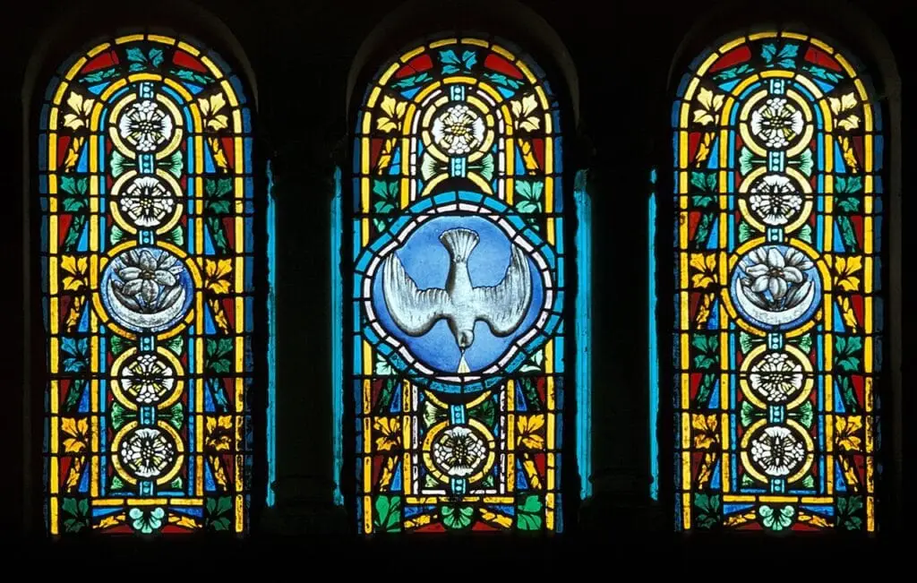 vetrata con colomba spirito santo