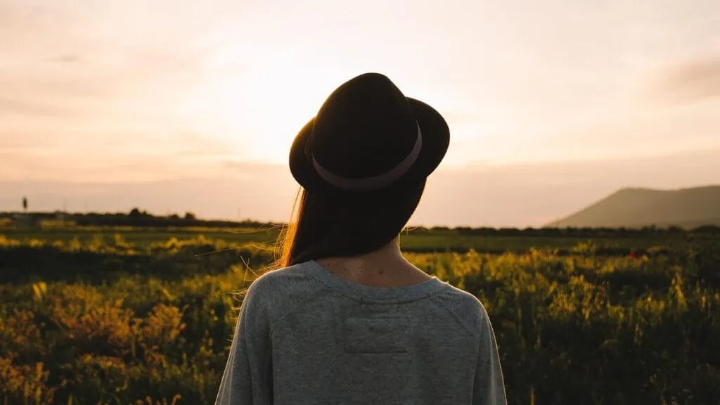 woman, country side, hat, donna con cappello guarda infinito