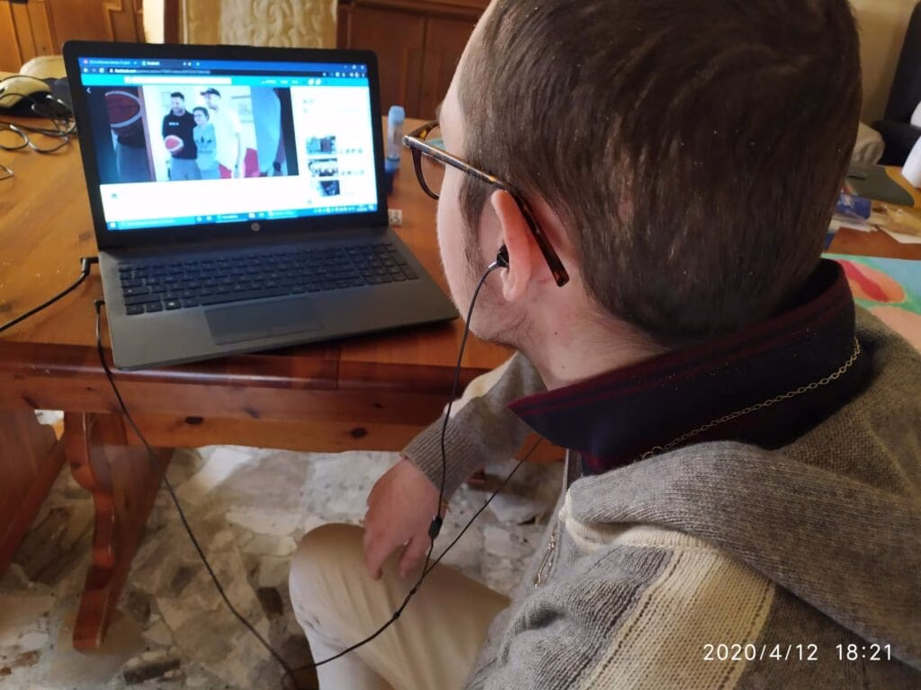 Eugenio guarda le sue foto