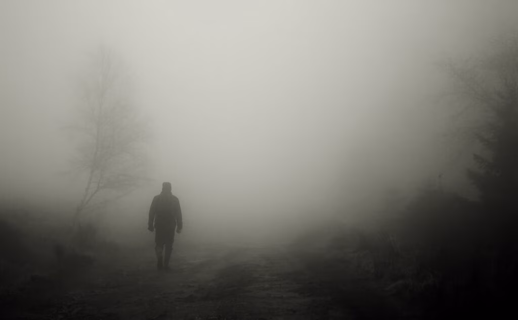 camminare nel buio, nebbia