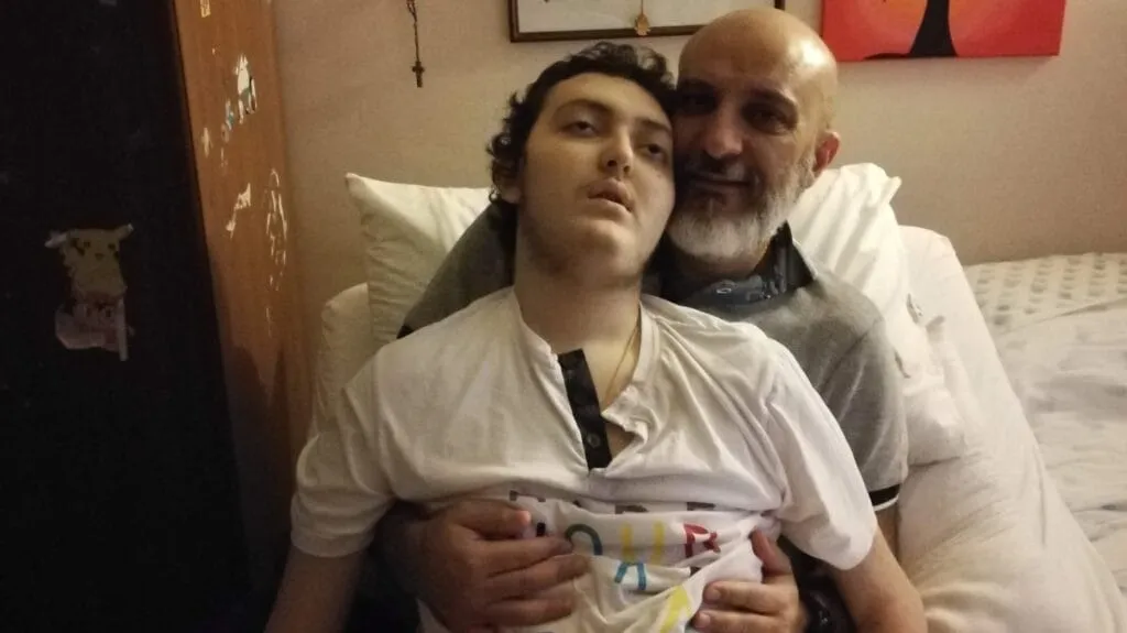 Remigio sorregge Eugenio nel lettuccio