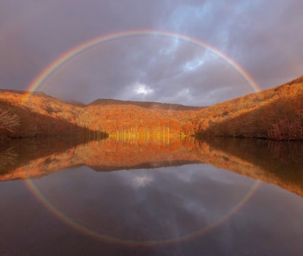montagne si specchiano nel lago