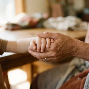 Il valore del volontariato - mani che si stringono