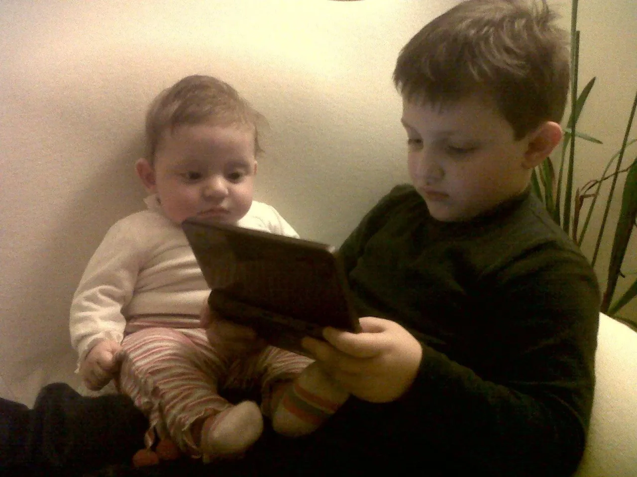 Eugenio e Francesca con la Nintendo