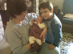 Giuseppina tiene in braccio Francesca