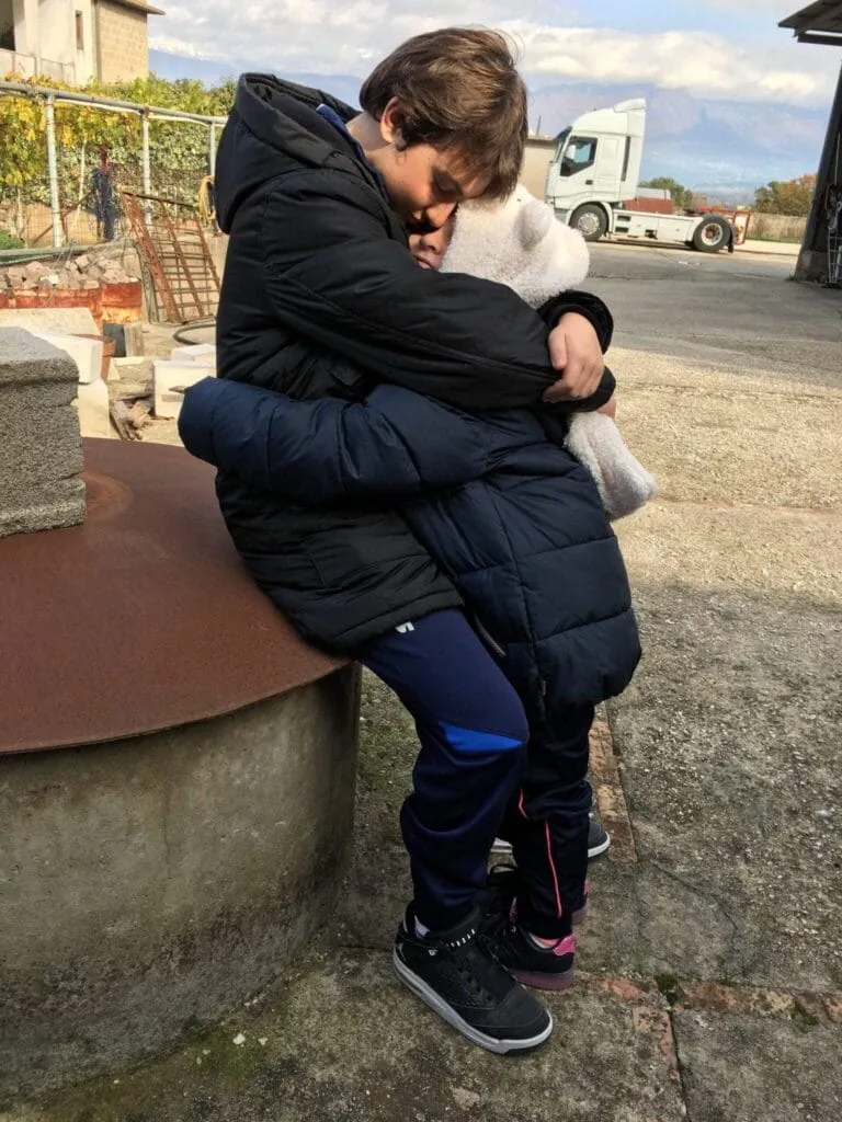 Eugenio abbraccia Francesca vicino al pozzo