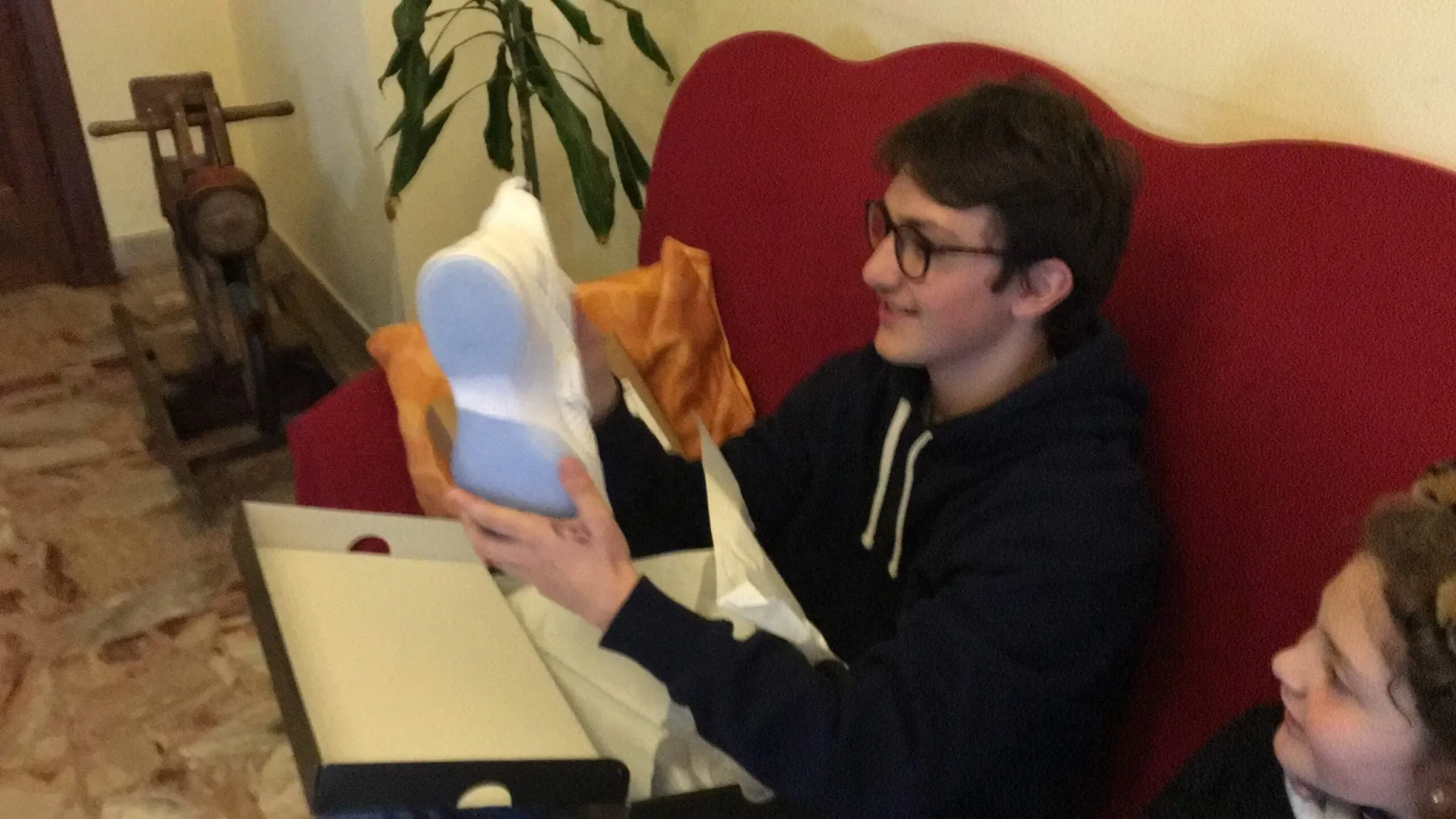 Eugenio riceve le Nike con il velcro