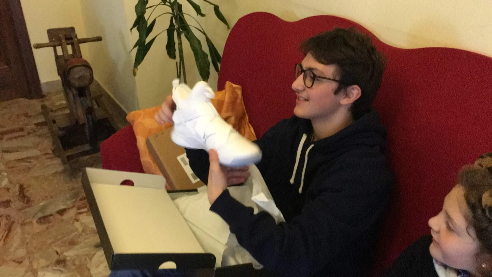 Eugenio riceve le Nike con il velcro