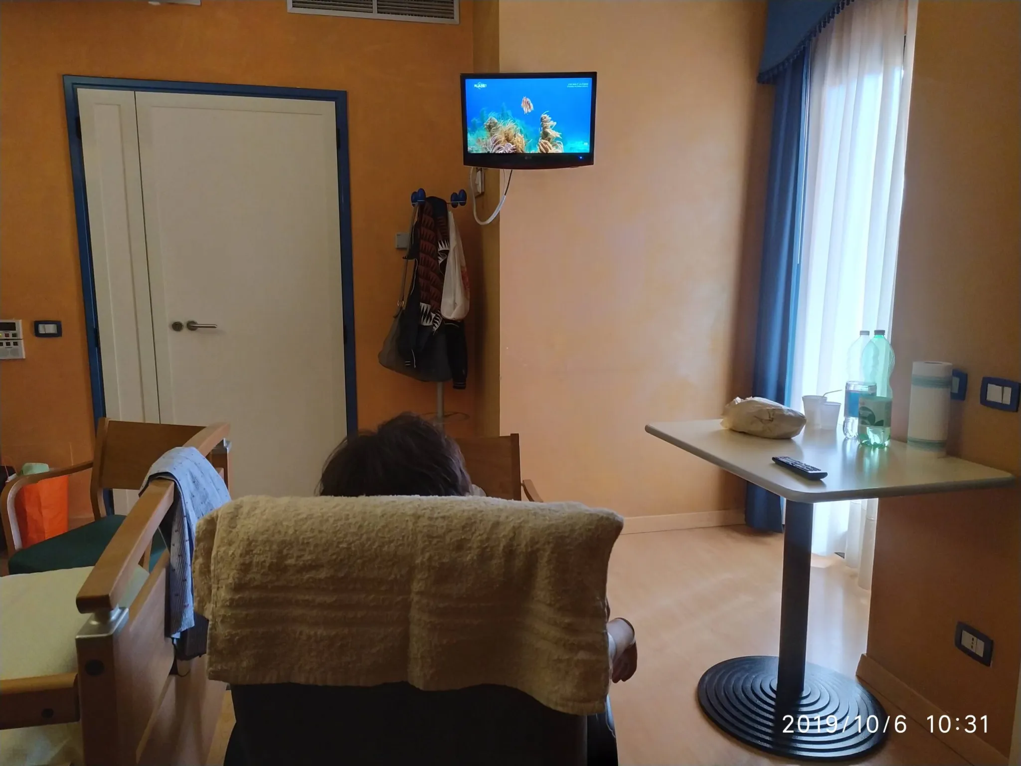 Eugenio guarda TV alla Neuromed