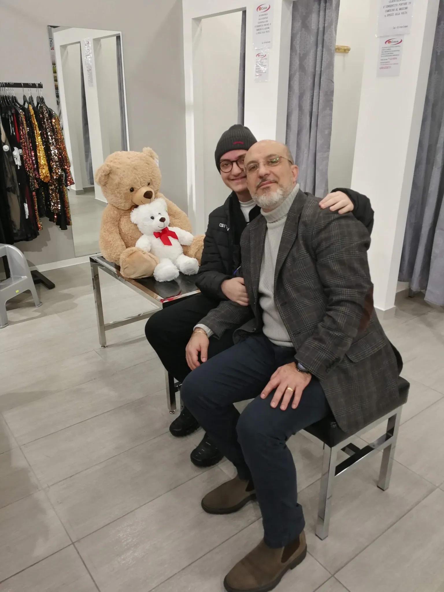 Eugenio e Remigio nel negozio incasa