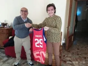 Eugenio riceve la maglia anniversario da coach Santoro
