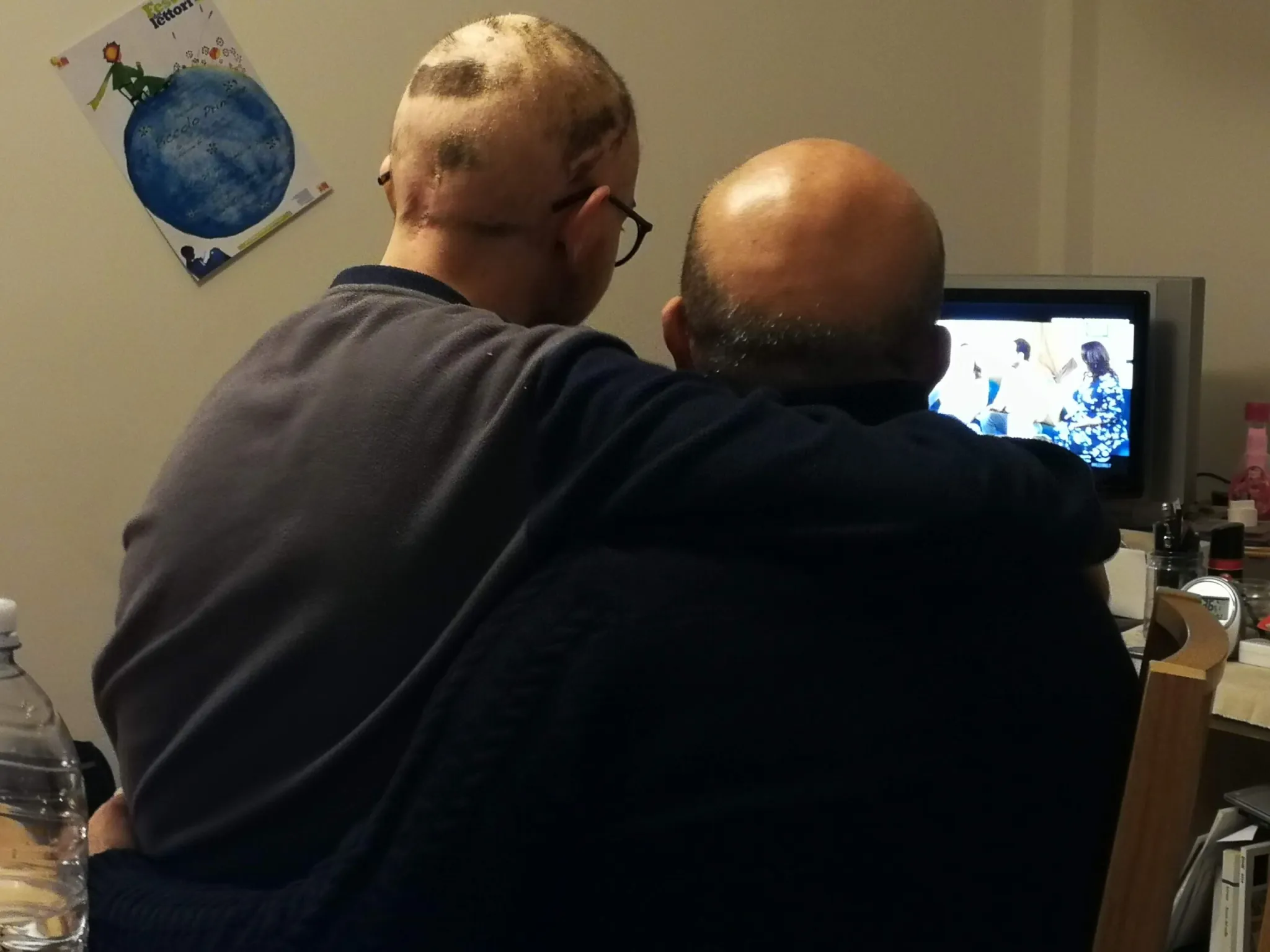 Eugenio e Remigio guardano la TV a Roma