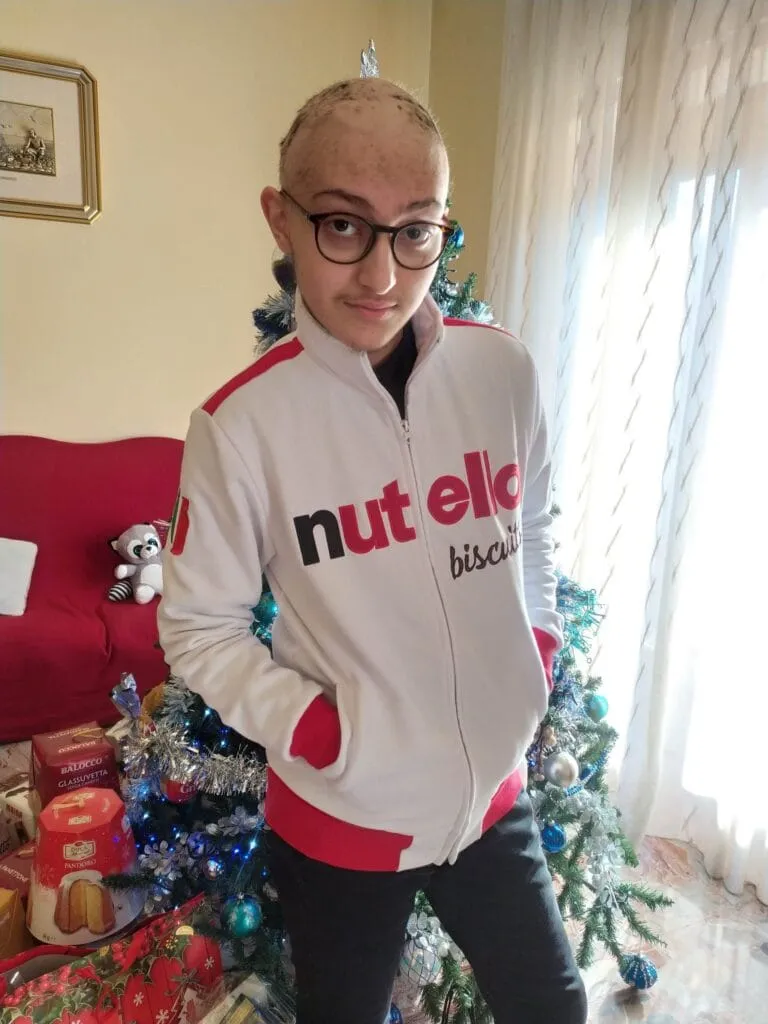 Preghierina del 5 febbraio 2026 - Eugenio in posa con la felpa Nutella