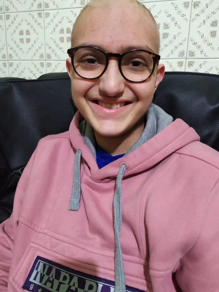 Eugenio sulla poltrona in cucina