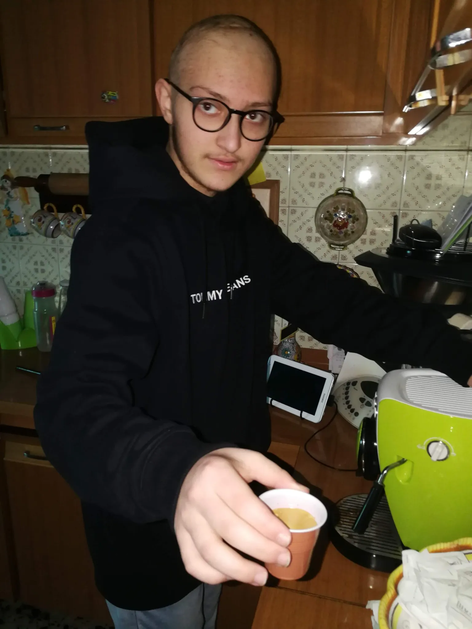Eugenio prepara il caffè