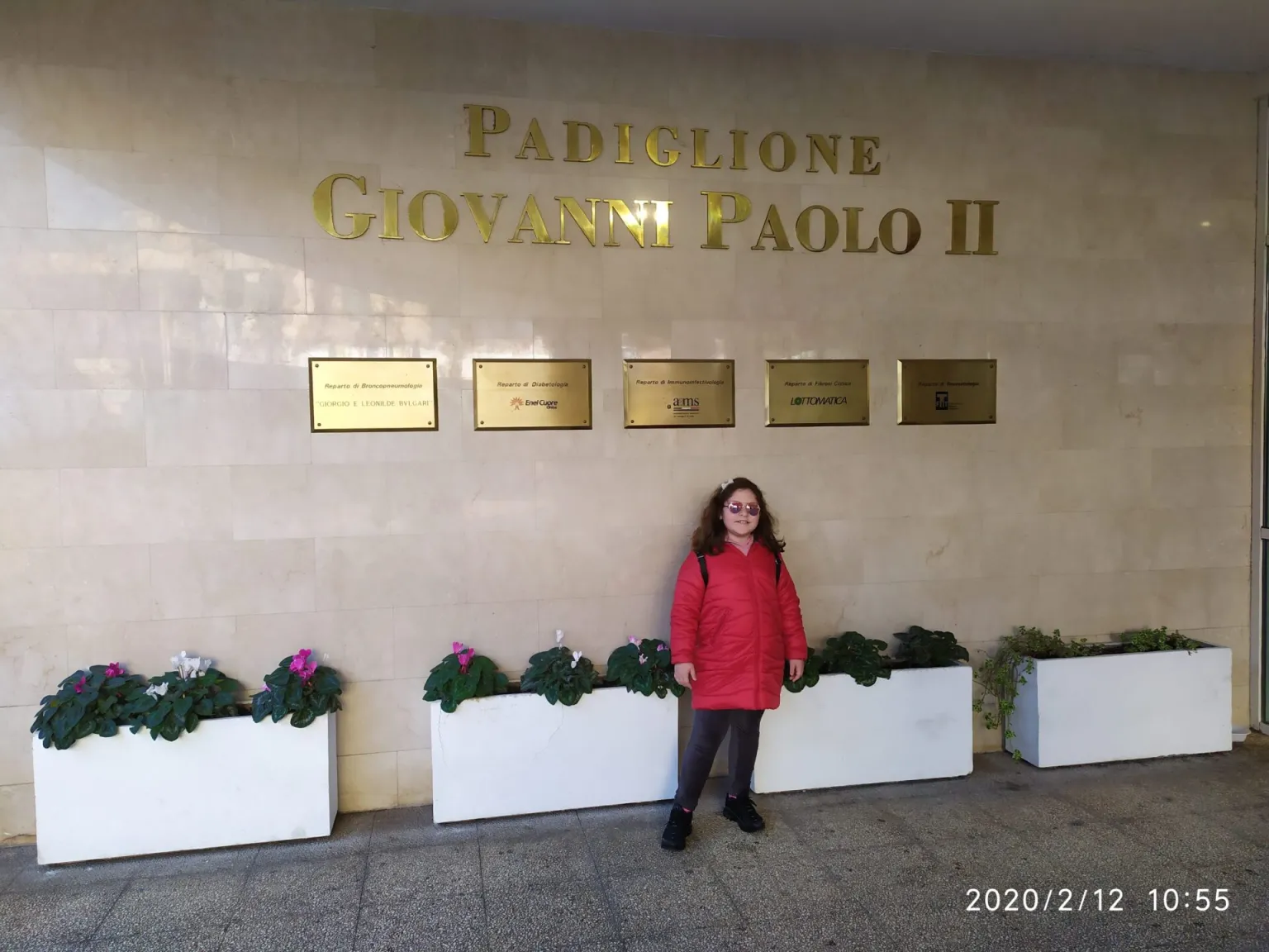 Francesca davanti all'ingresso padiglione Giovanni Paolo II a OPBG