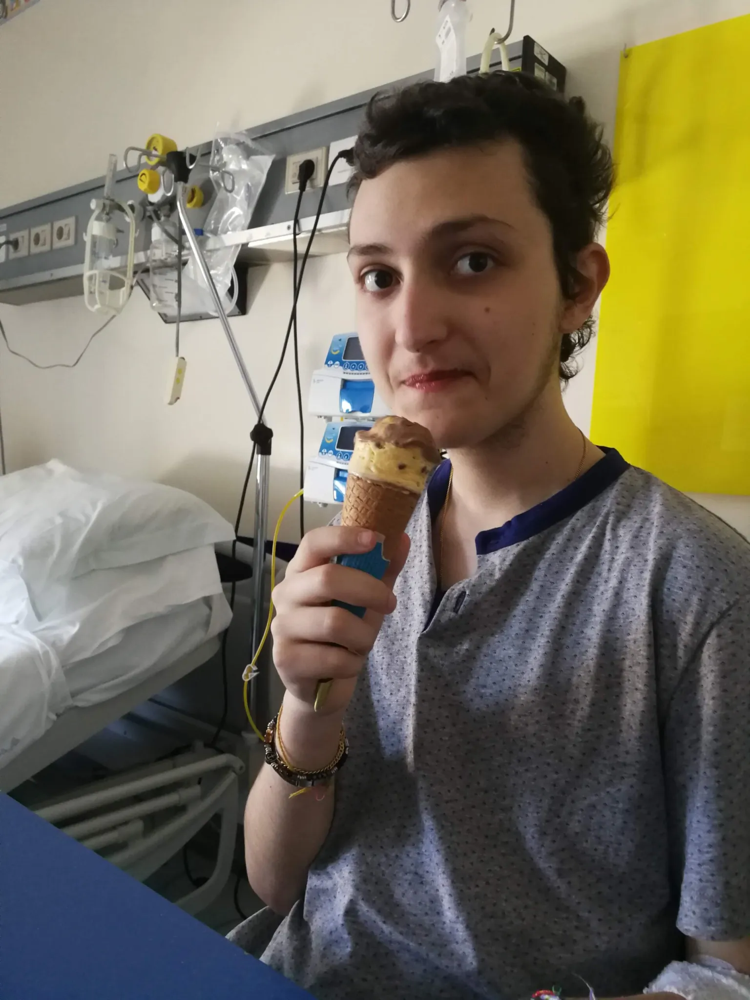 Eugenio mangia il gelato a Perugia