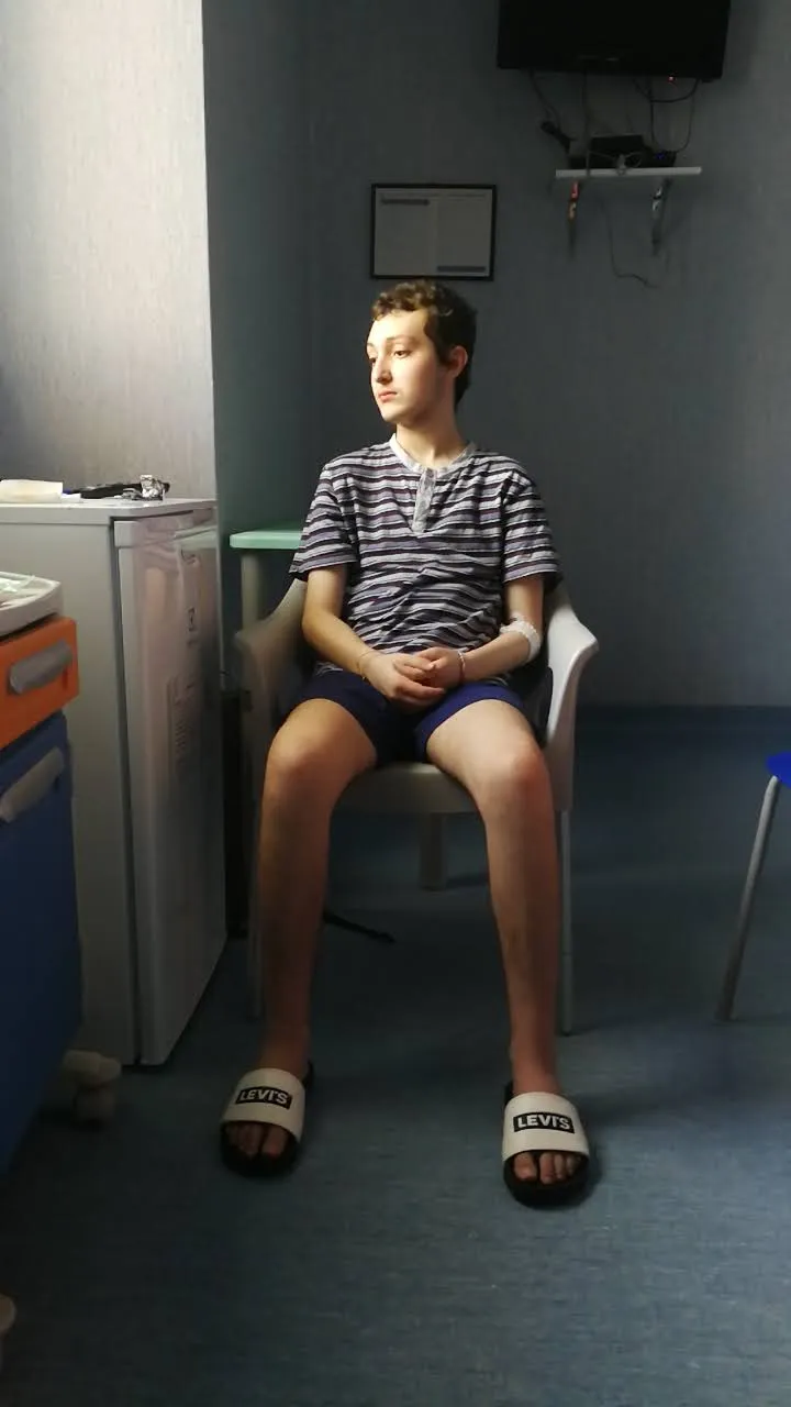 Eugenio contempla l'esterno di OPBG