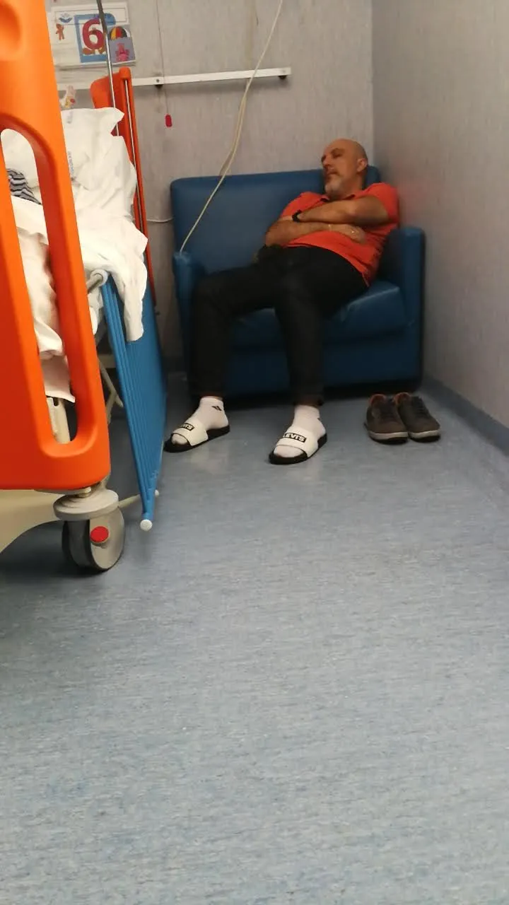 Remigio si riposa sulla poltrona OPBG