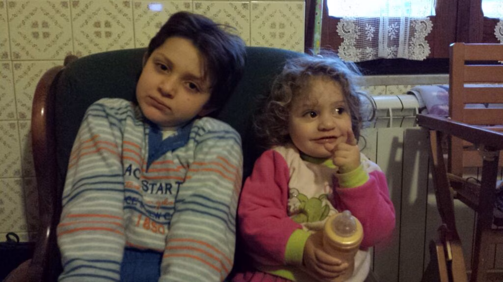 Eugenio e Francesca sulla poltrona in cucina