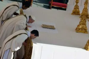 Papa Francesco bacia l'altare