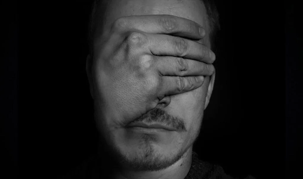 mano sugli occhi, cieco