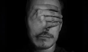 mano sugli occhi, cieco