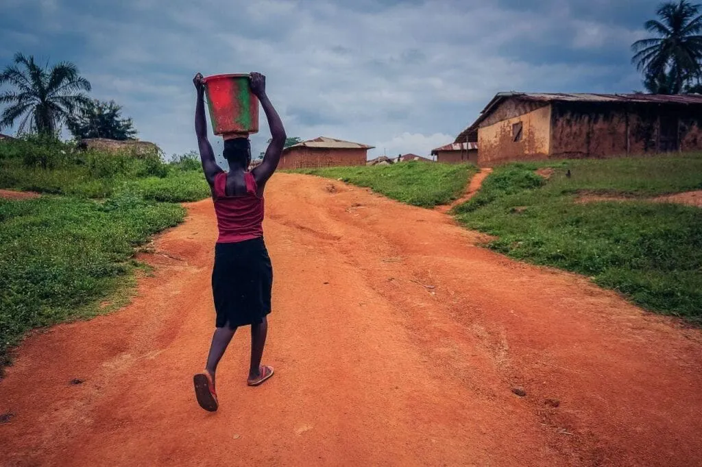 donna di colore porta cesto in testa