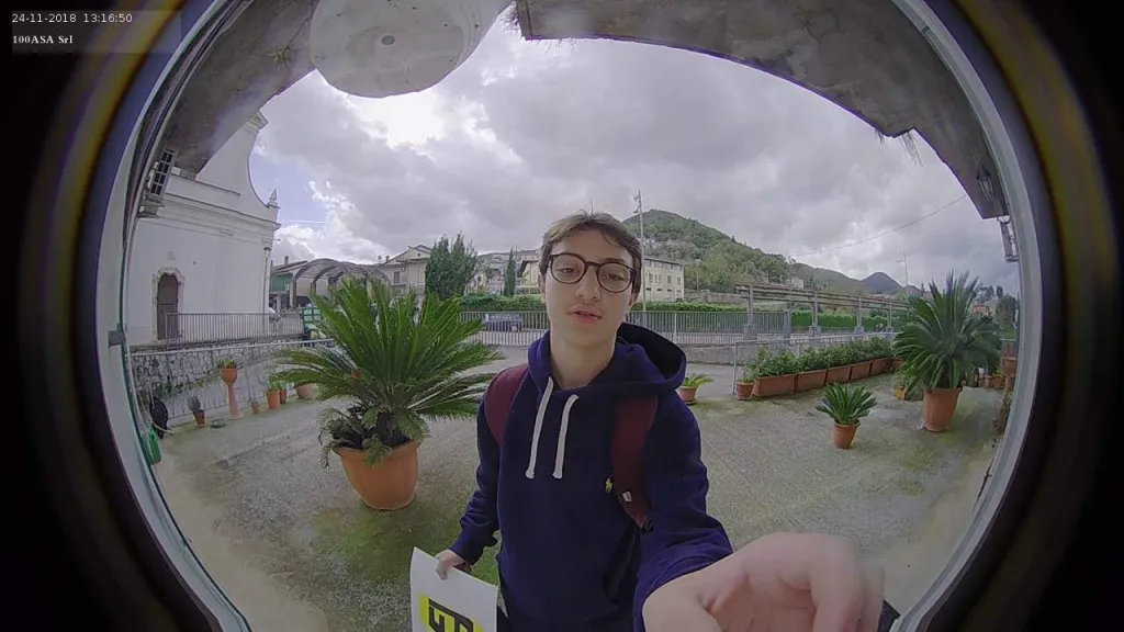 Eugenio al citofono nel 2018