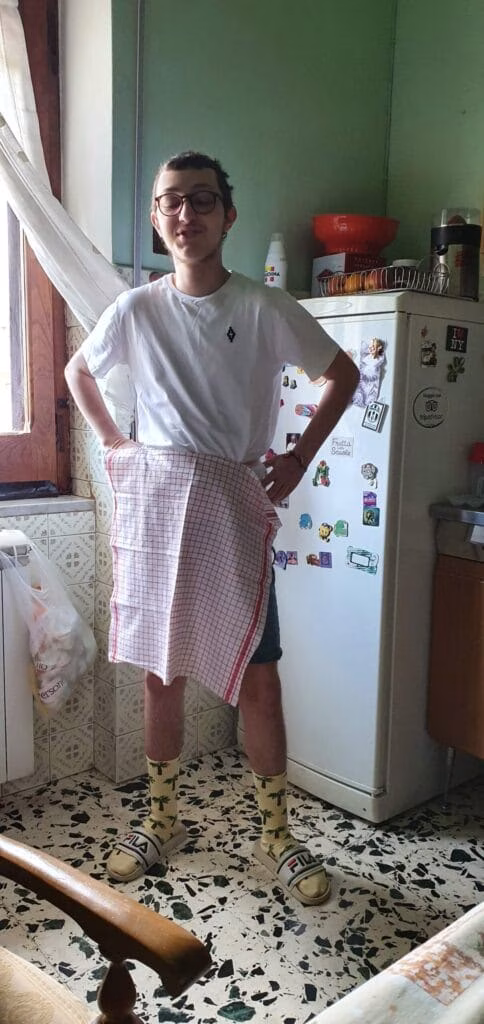 Eugenio con canovaccio come gonna