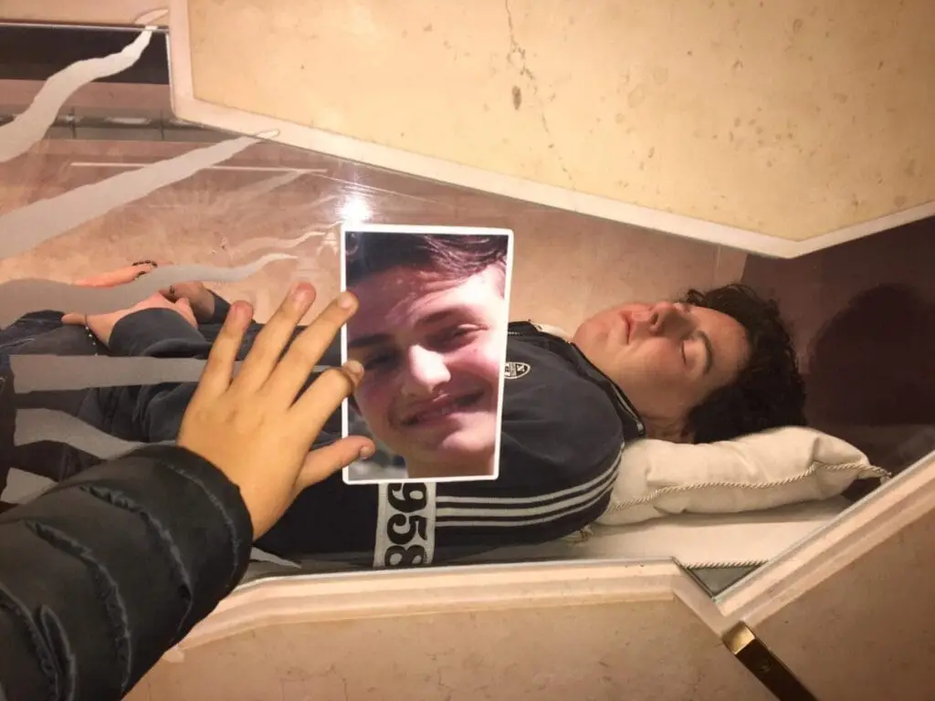 Angelo Campanile appoggia foto di Eugenio vicino a Carlo Acutis