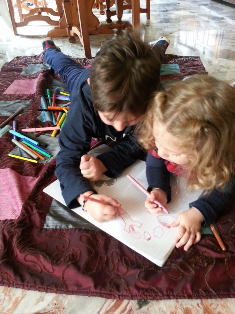 Francesca e Eugenio colorano sul pavimento