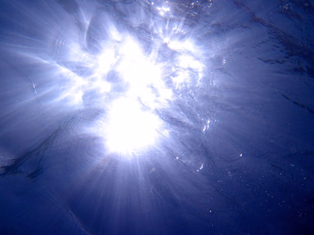 fondo del mare, luce sull'acqua