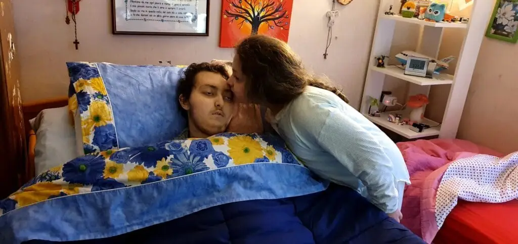 Francesca bacia Eugenio nel lettuccio