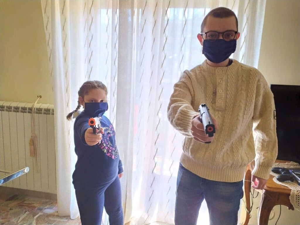 Eugenio e Francesca giocano ai banditi