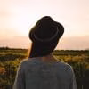 woman, country side, hat, donna con cappello guarda infinito