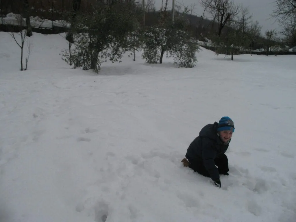 Eugenio gioca con la neve a Maiorano