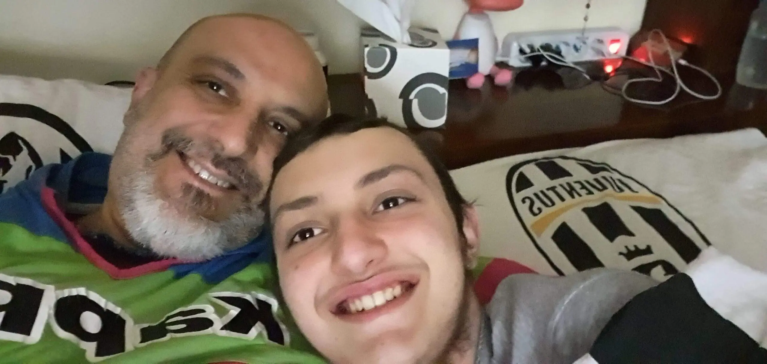 Eugenio e Remigio sorridono nel lettone