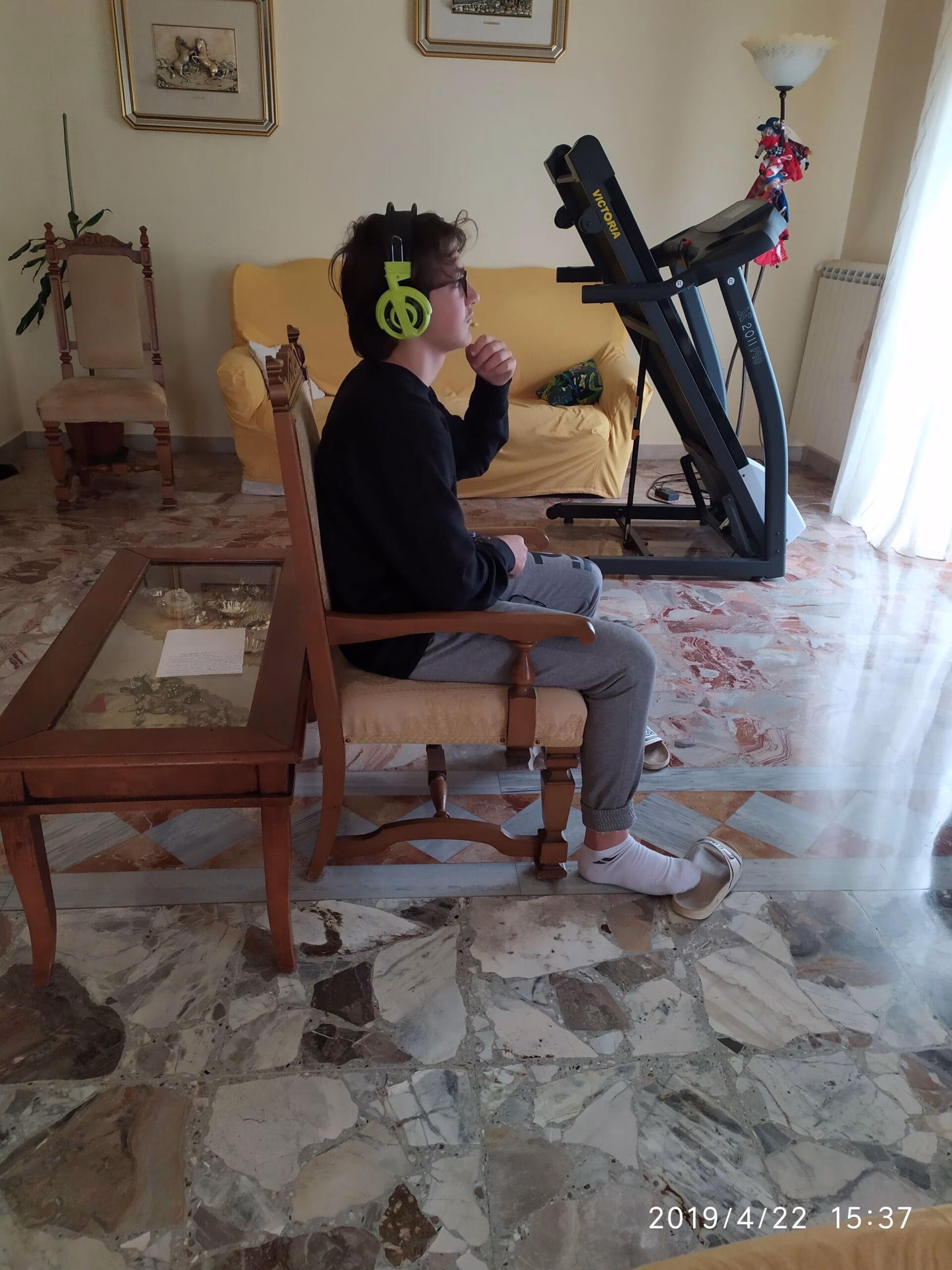 Eugenio gioca alla Playstation