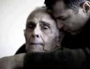 figlio con anziano padre