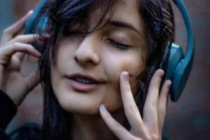 donna ascolta musica in cuffia, silenzio, ascolto