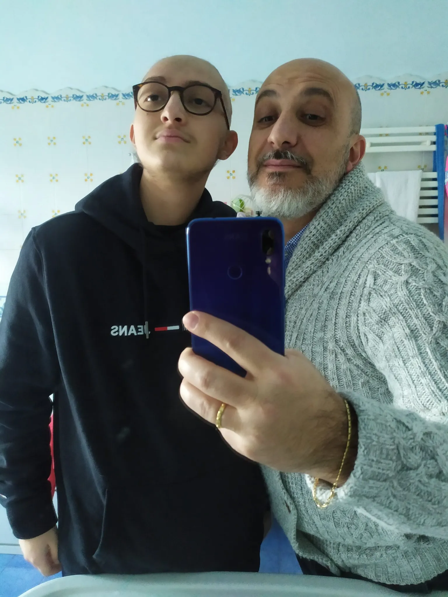 Eugenio e Remigio allo specchio in bagno